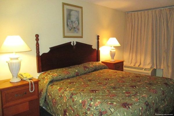 RED CARPET INN AND SUITES MUNCIE (Muncie)